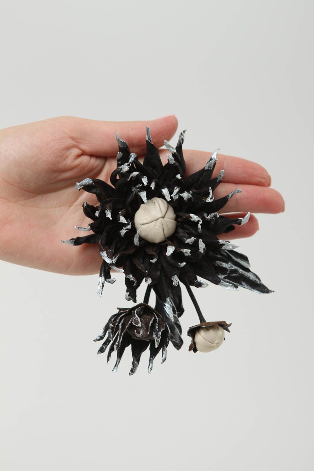 Broche en cuir fleur noire Bijou fait main Accessoire femme design original photo 5