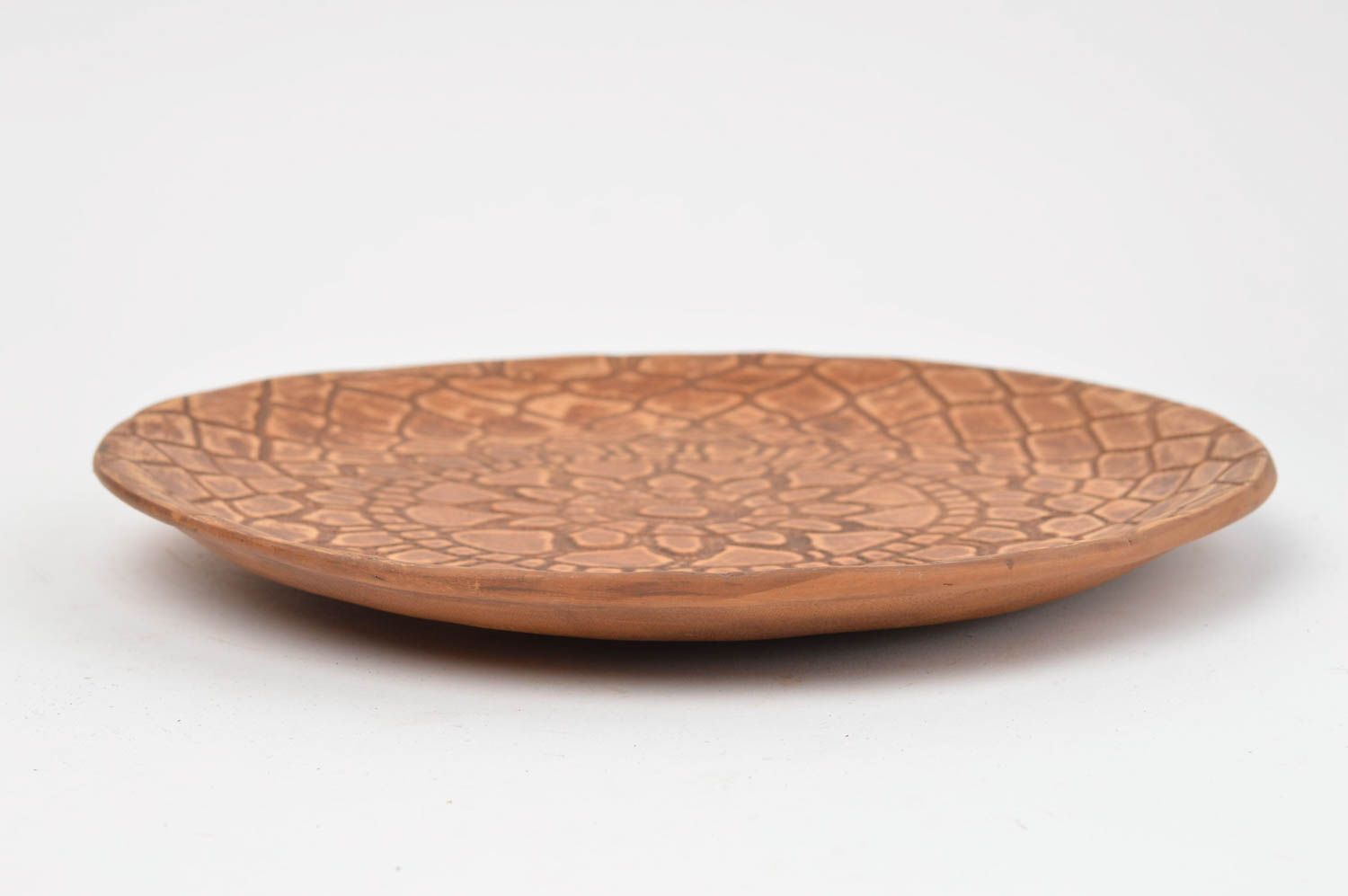 Керамическая тарелка с густым орнаментом из красной глины для подачи закусок фото 3