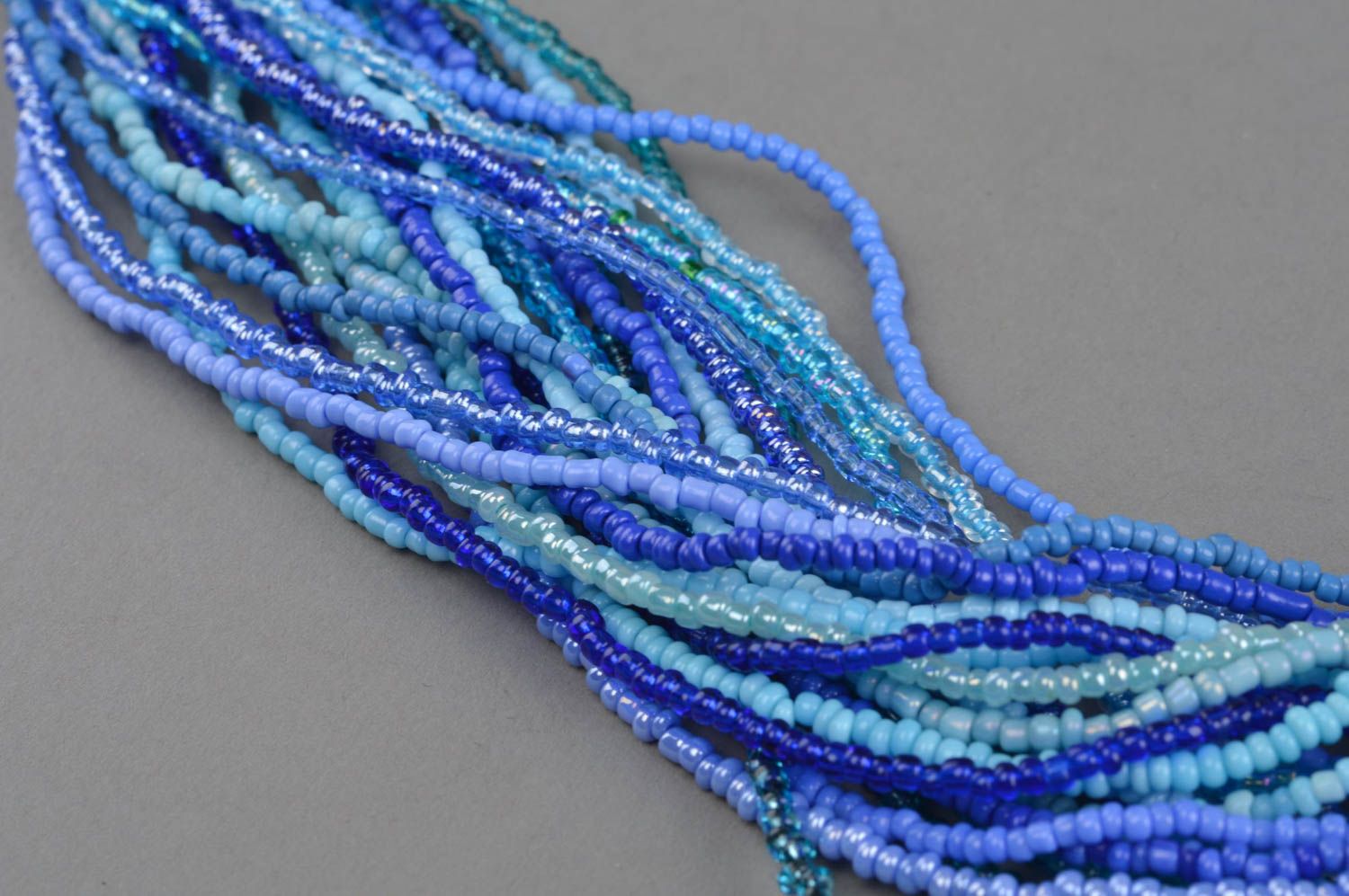Ожерелье из бисера ручной работы нежное воздушное в голубых тонах авторское фото 5