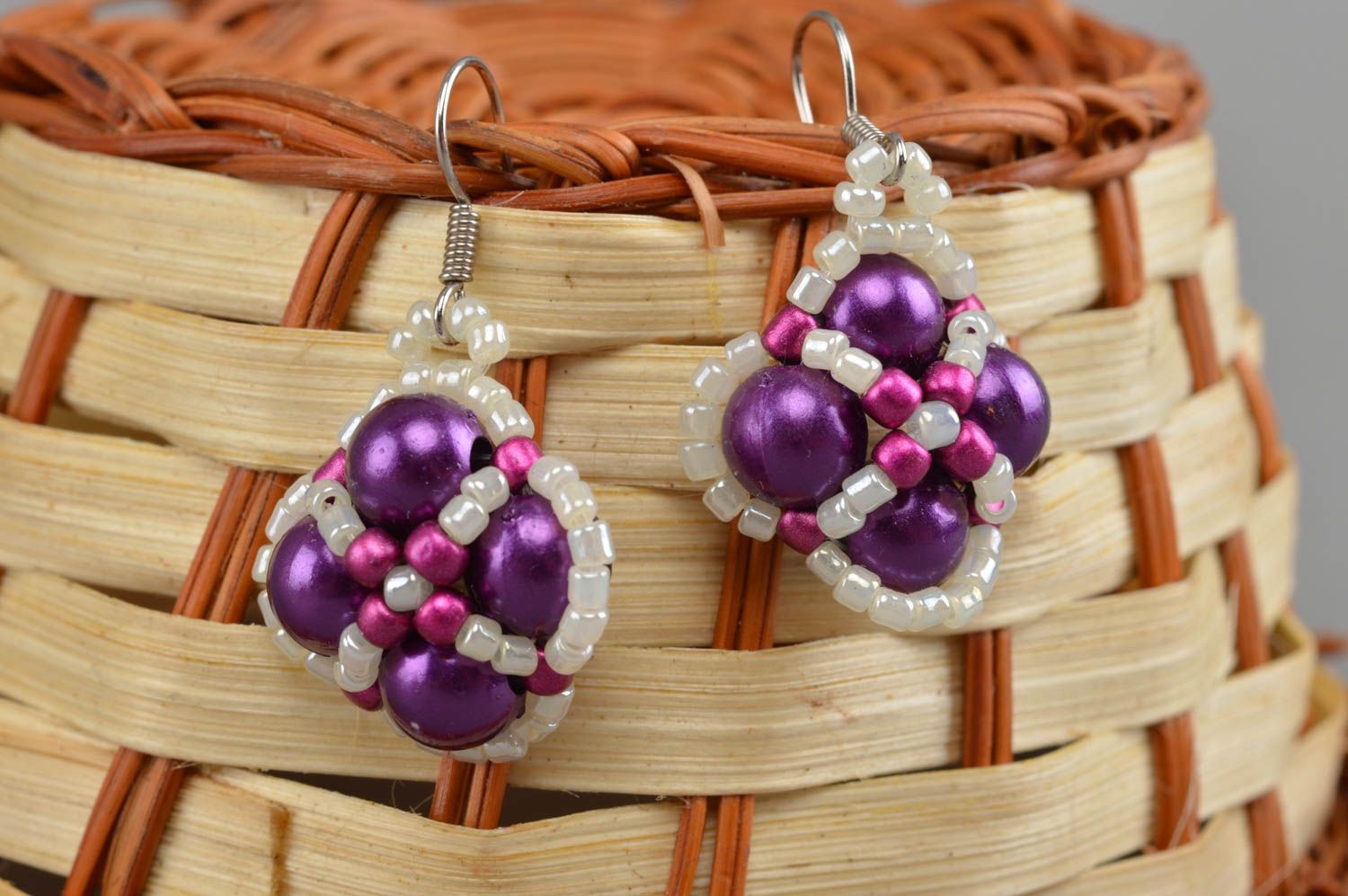 Ungewöhnliche weiß violette festliche handmade Ohrringe aus Glasperlen für Damen foto 1