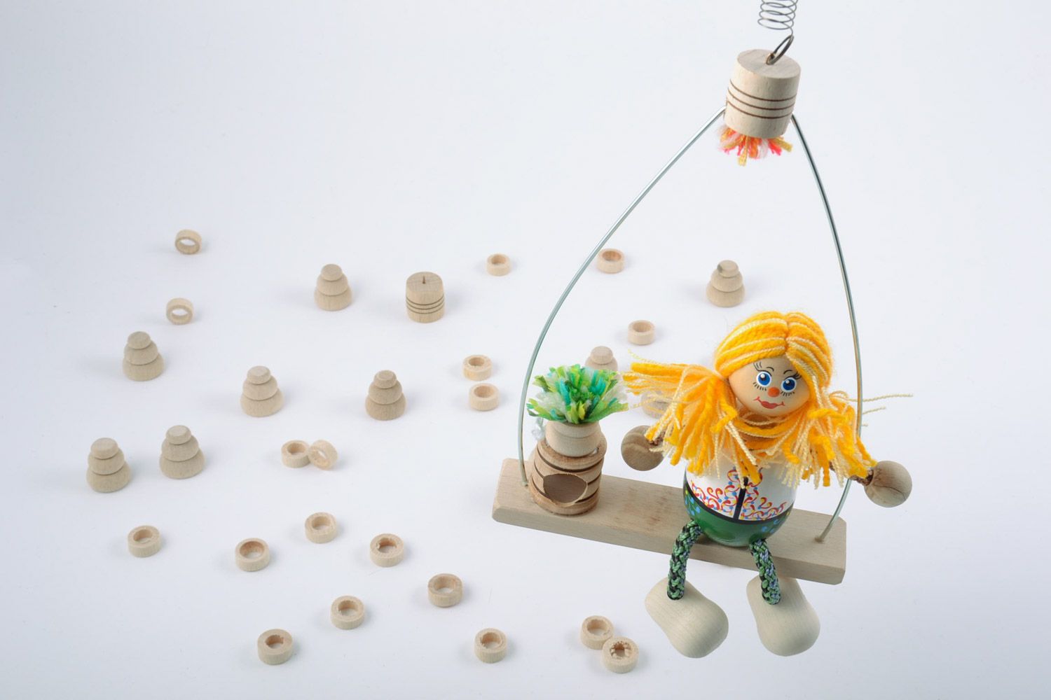 Игрушка из дерева на пружинке ручной работы в виде клоуна экологически чистая фото 2
