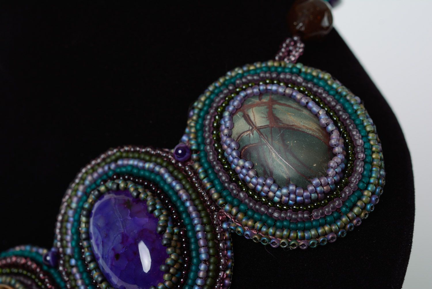 Grand collier en perles de rocaille original avec pierres naturelles fait main photo 3