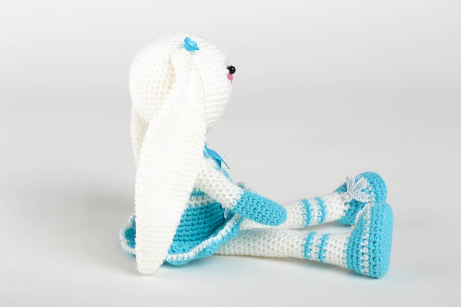 Doudou lapin blanc en robe bleu Jouet fait main tricoté Cadeau enfant original photo 4