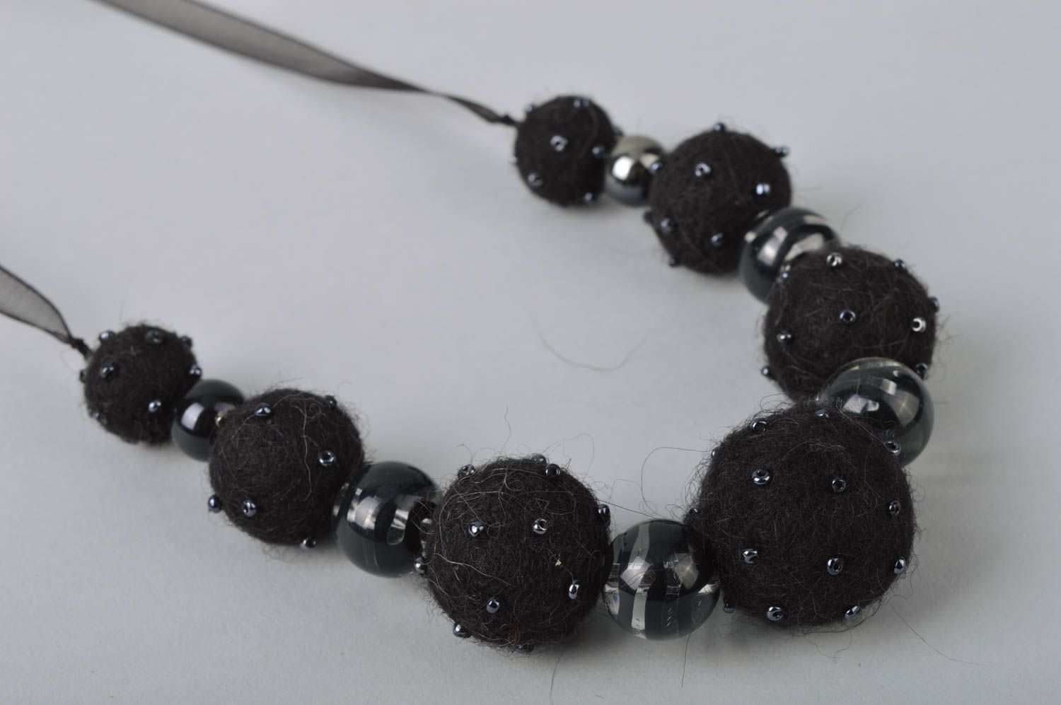 Collier boules noires laine feutrée ruban perles de rocaille fait main photo 4