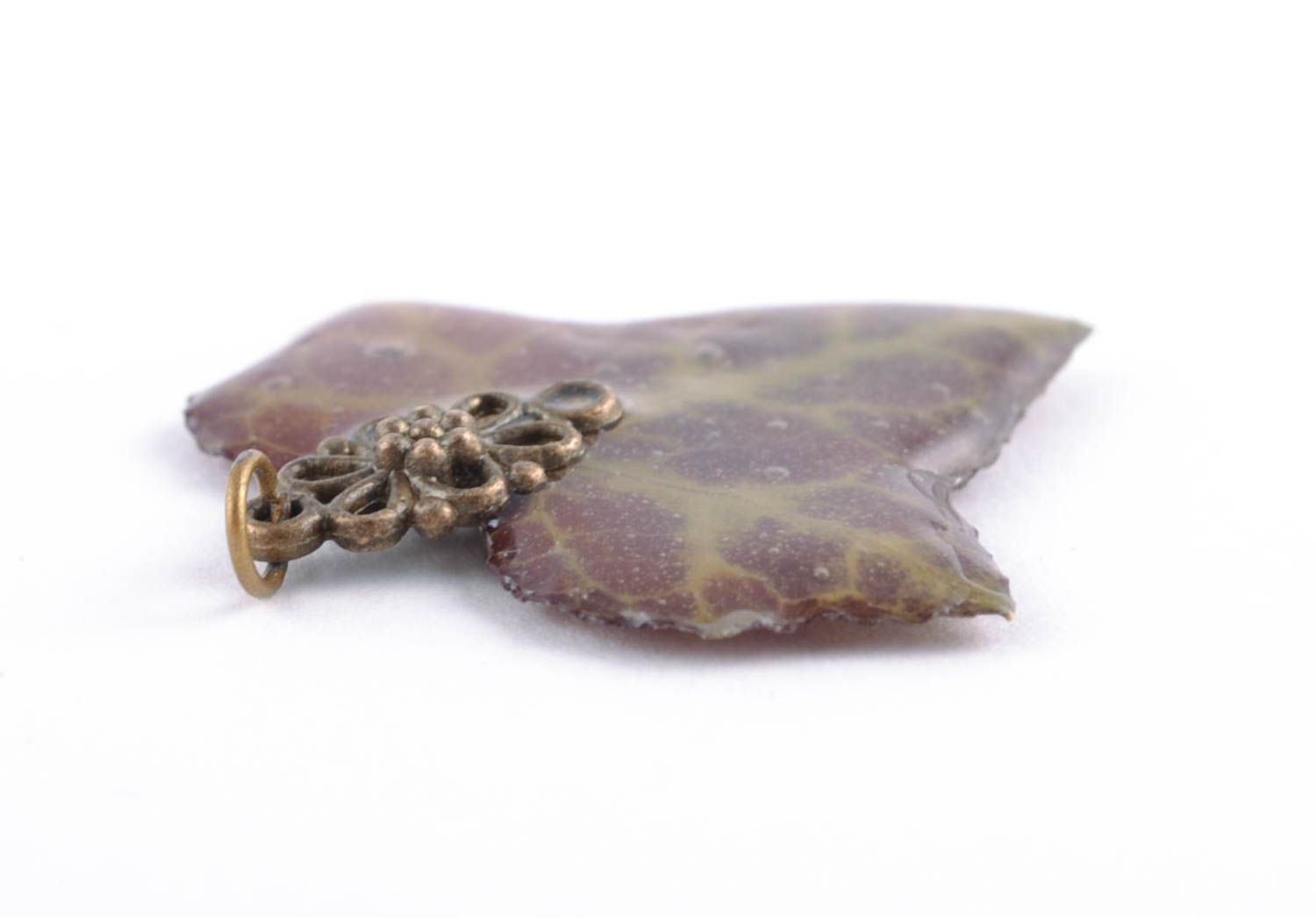 Neck pendant with dried ivy leaf coated with epoxy resin photo 5
