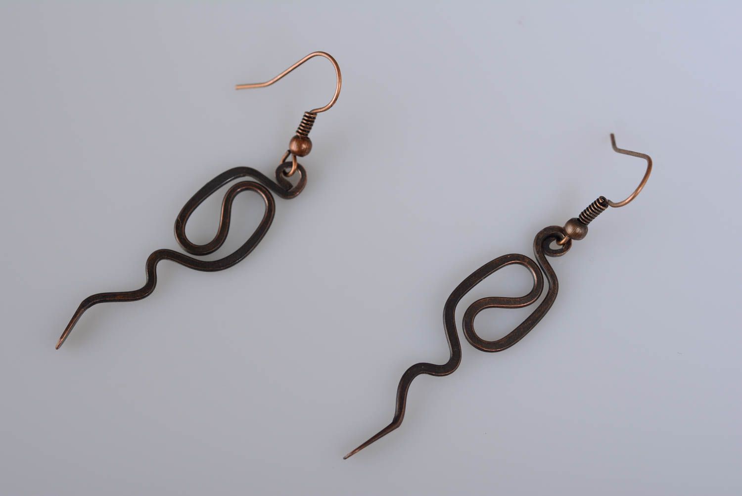 Pendientes de cobre largos artesanales estilosos con dijes técnica alambrismo  foto 4