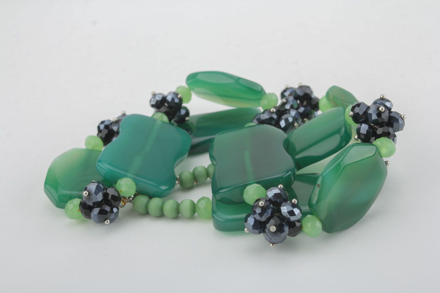 Green necklace with natural stones photo 1