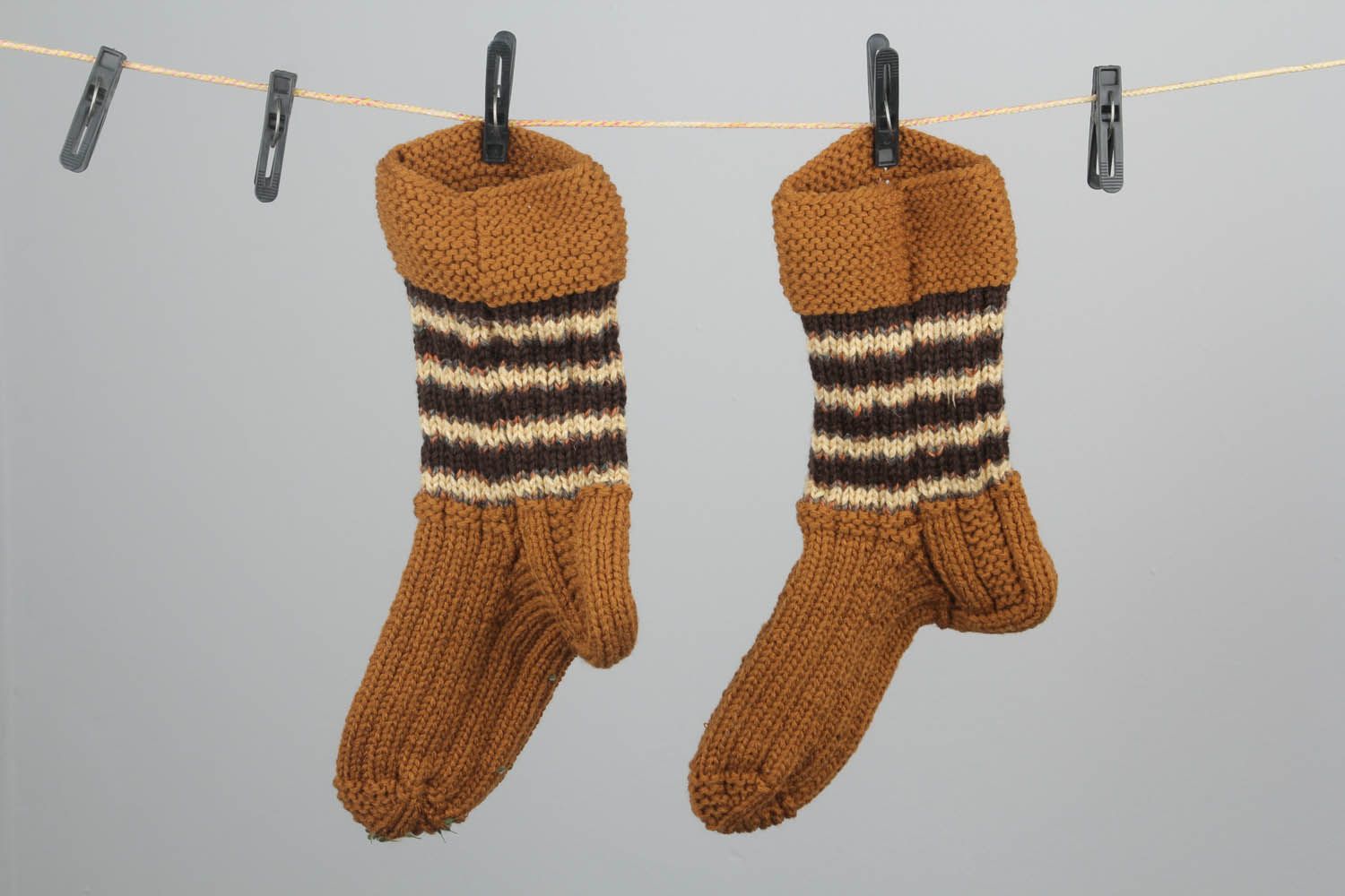 Meias mornas listradas marrons de lã de malha tricotadas a mão para proteger os pés foto 1