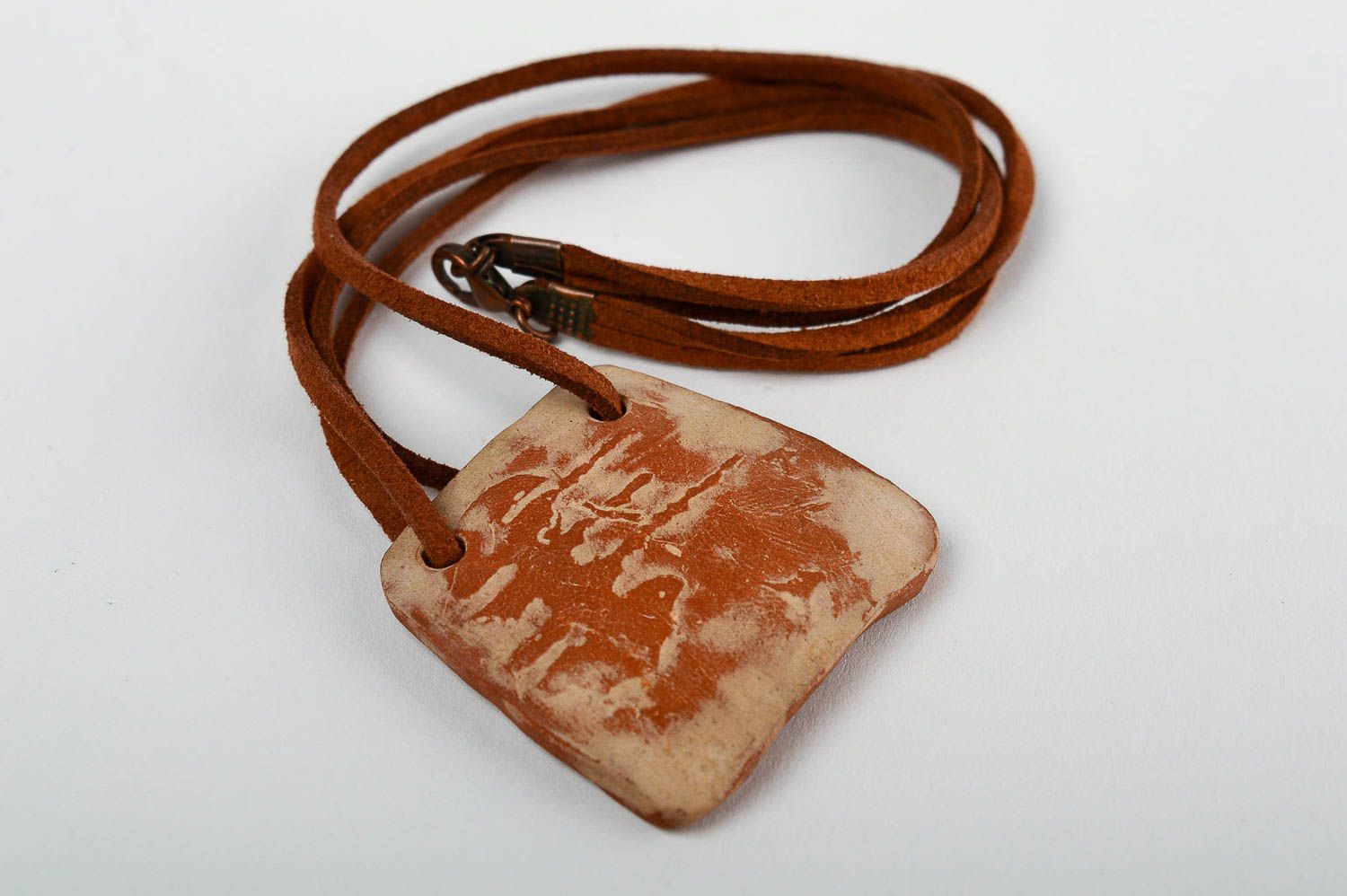 Украшение ручной работы подвеска на шею кулон из глины расписной коричневый фото 2
