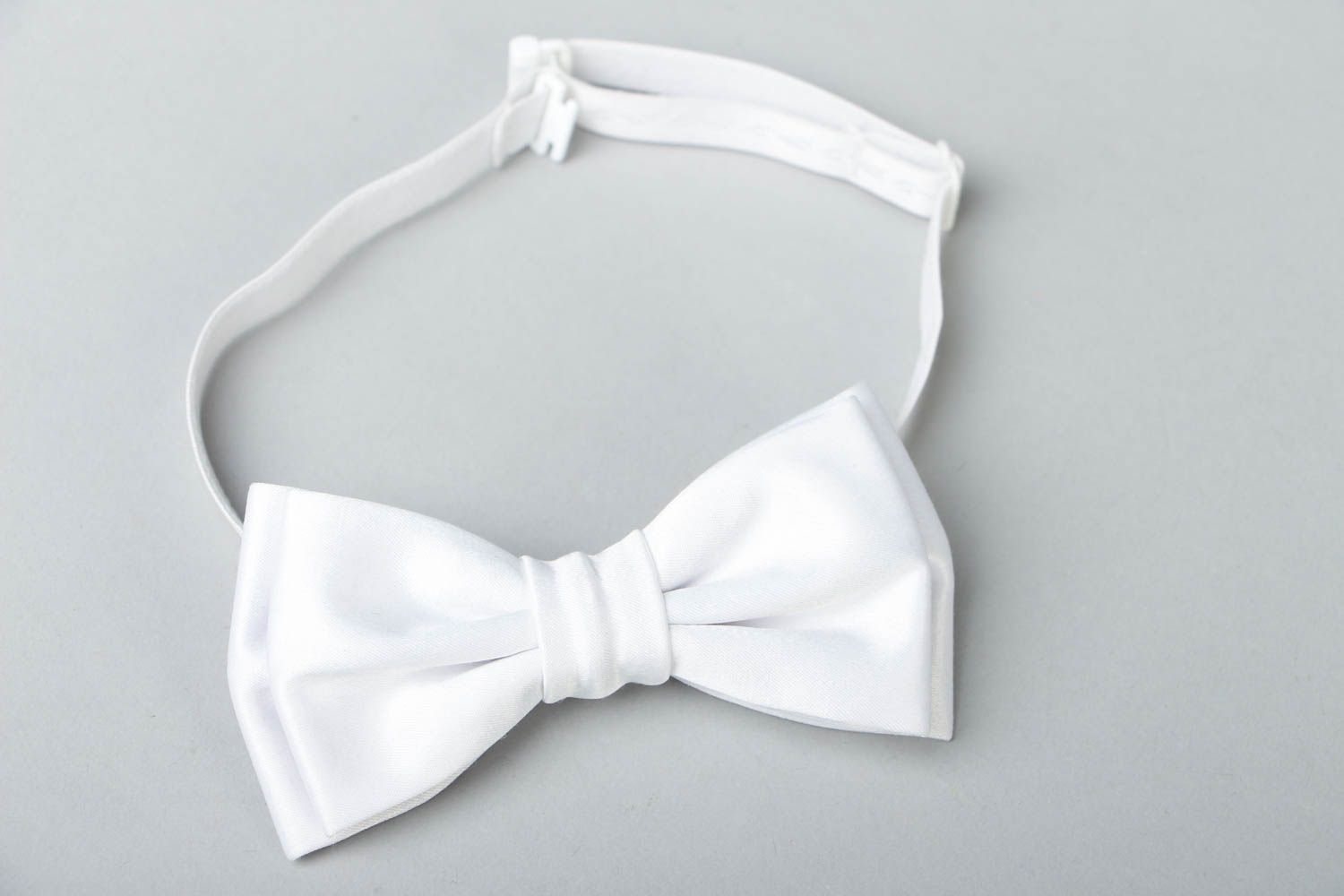 Белый галстук-бабочка под фрак фото 1