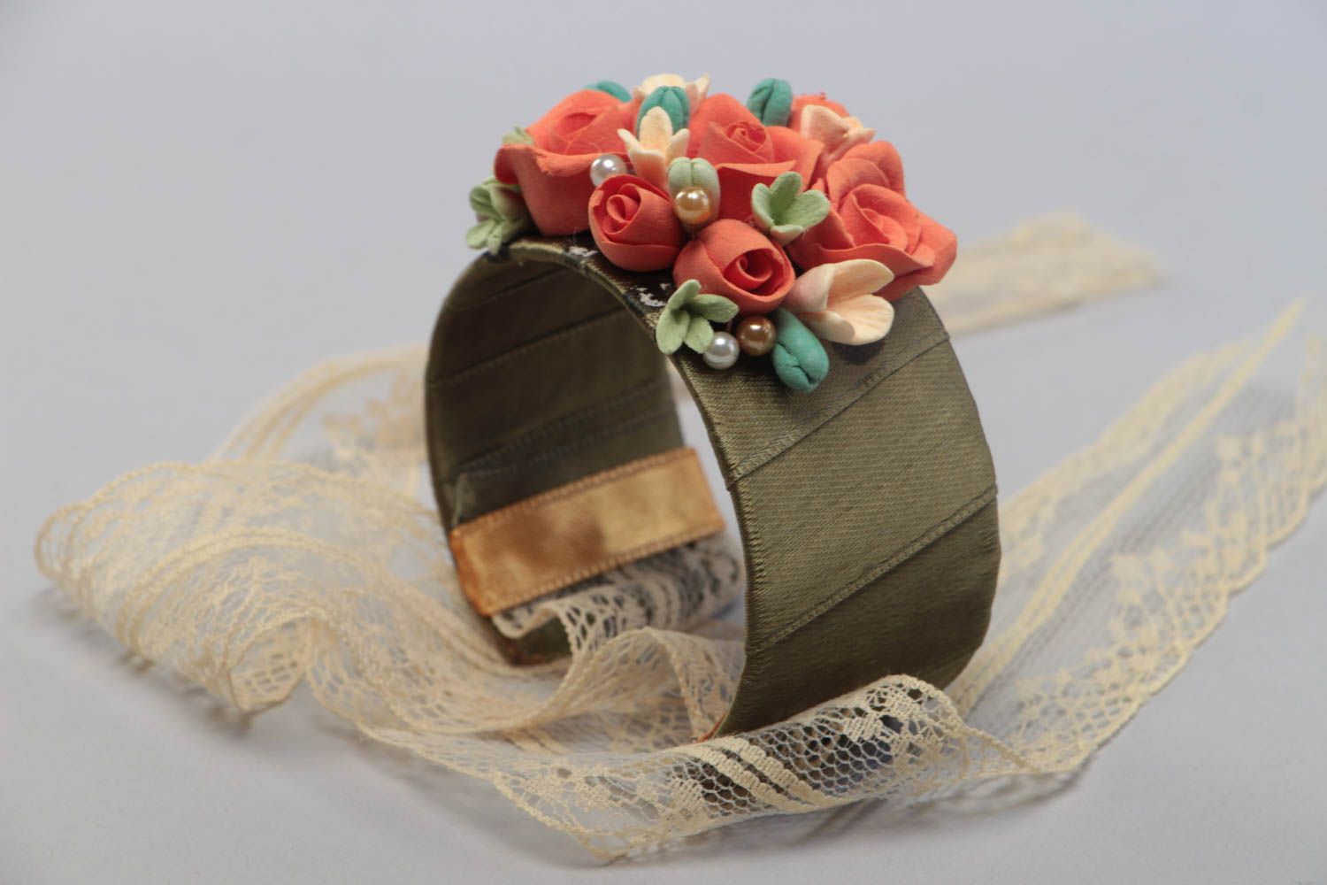 Künstlerisches breites Blumen Armband aus Polymer Ton und Spitzen originell foto 4