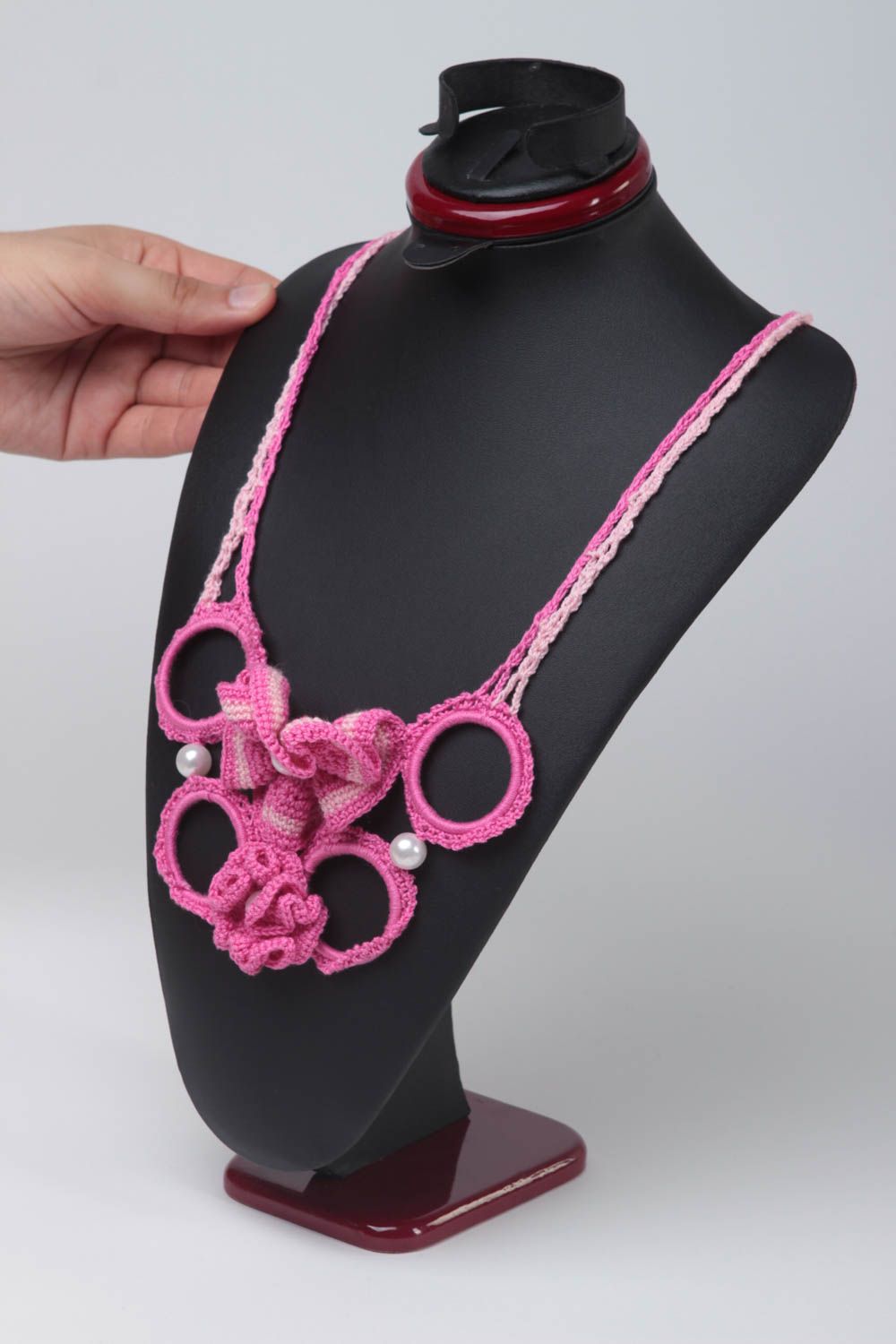 Collier au crochet Bijou fait main rose en fils de coton Cadeau pour femme photo 2