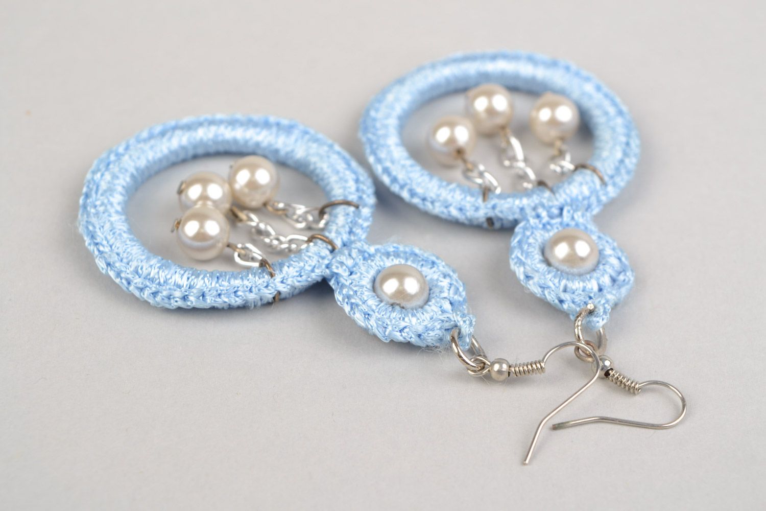 Boucles d'oreilles rondes en fils bleu clair avec perles fantaisie faites main photo 3