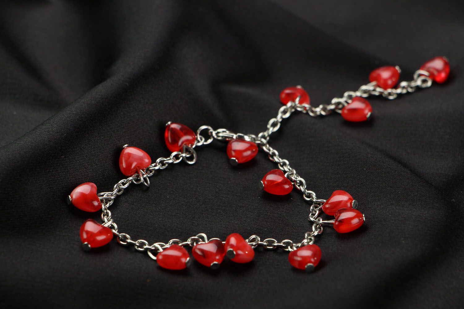 Bracelet avec cœurs rouges fait main photo 2