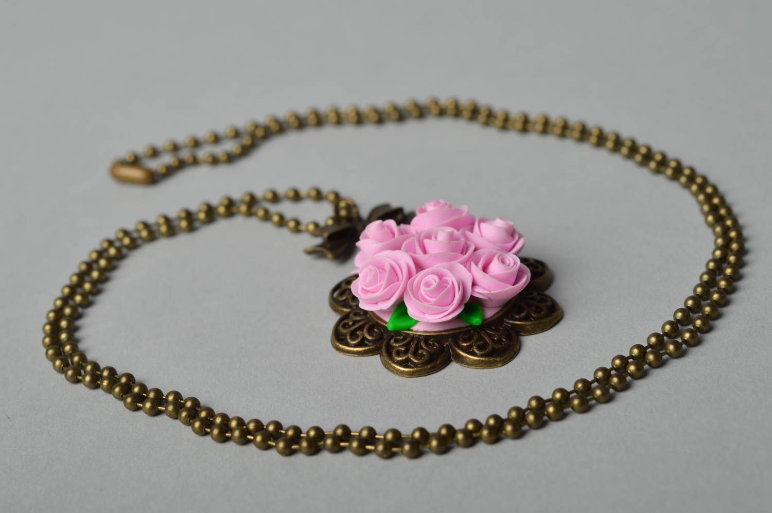 Pendentif en métal Bijou fait main fleurs roses pâte polymère Accessoire femme photo 2