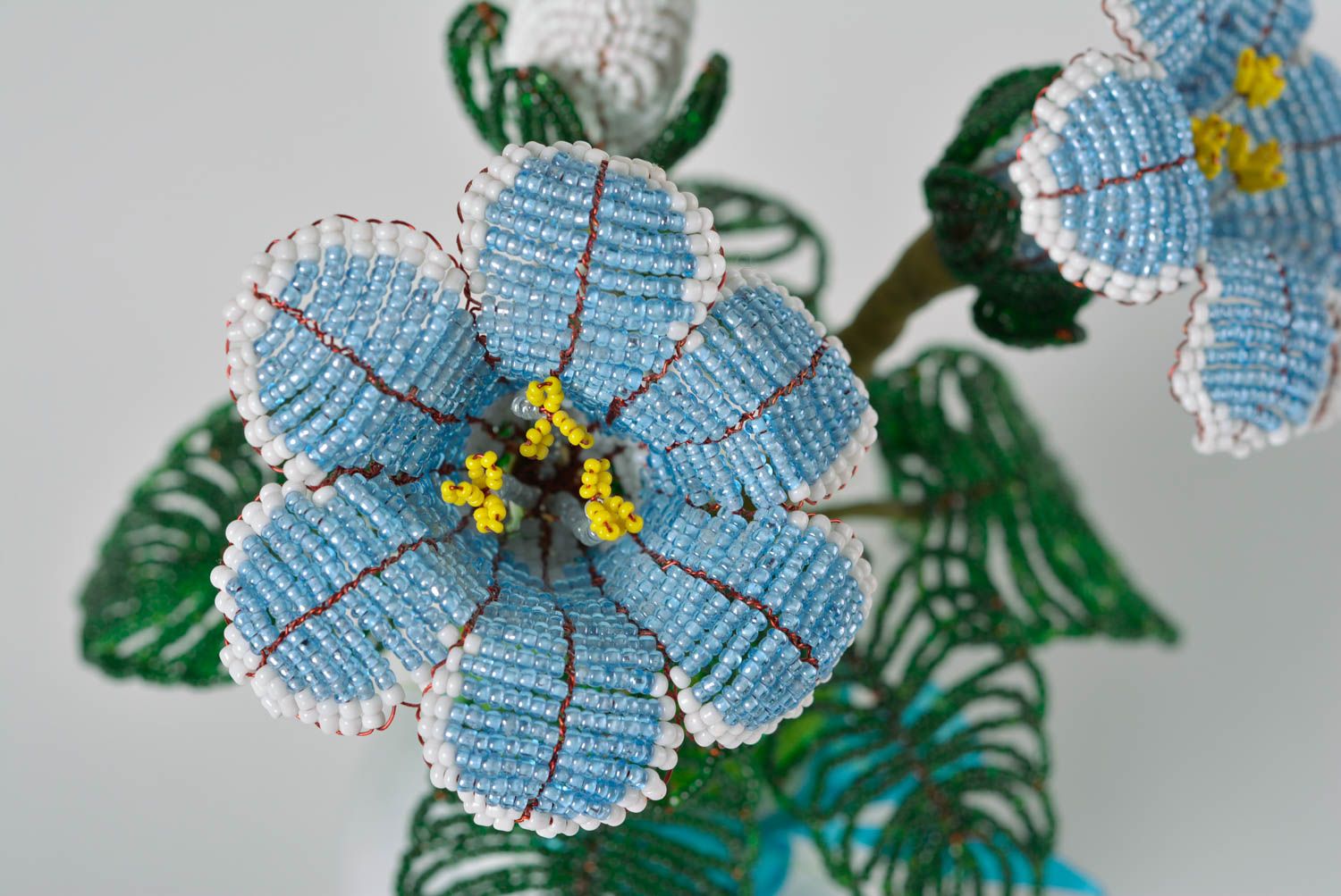 Голубые цветы из бисера в вазочке ручной работы для декора дома Глоксиния фото 4