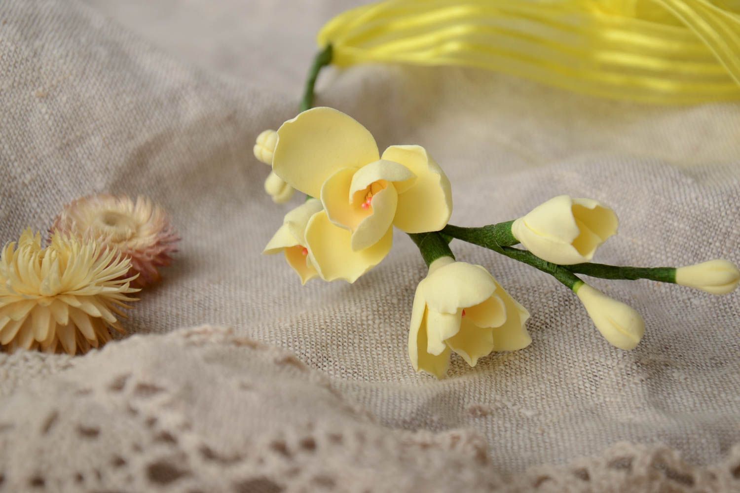 Ghirlanda con fiori gialli fatta a mano accessorio originale da donna
 foto 1
