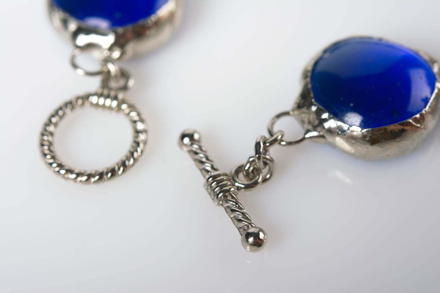 Bracelet fait main bleu de verre et métal avec papillon accessoire de créateur photo 5