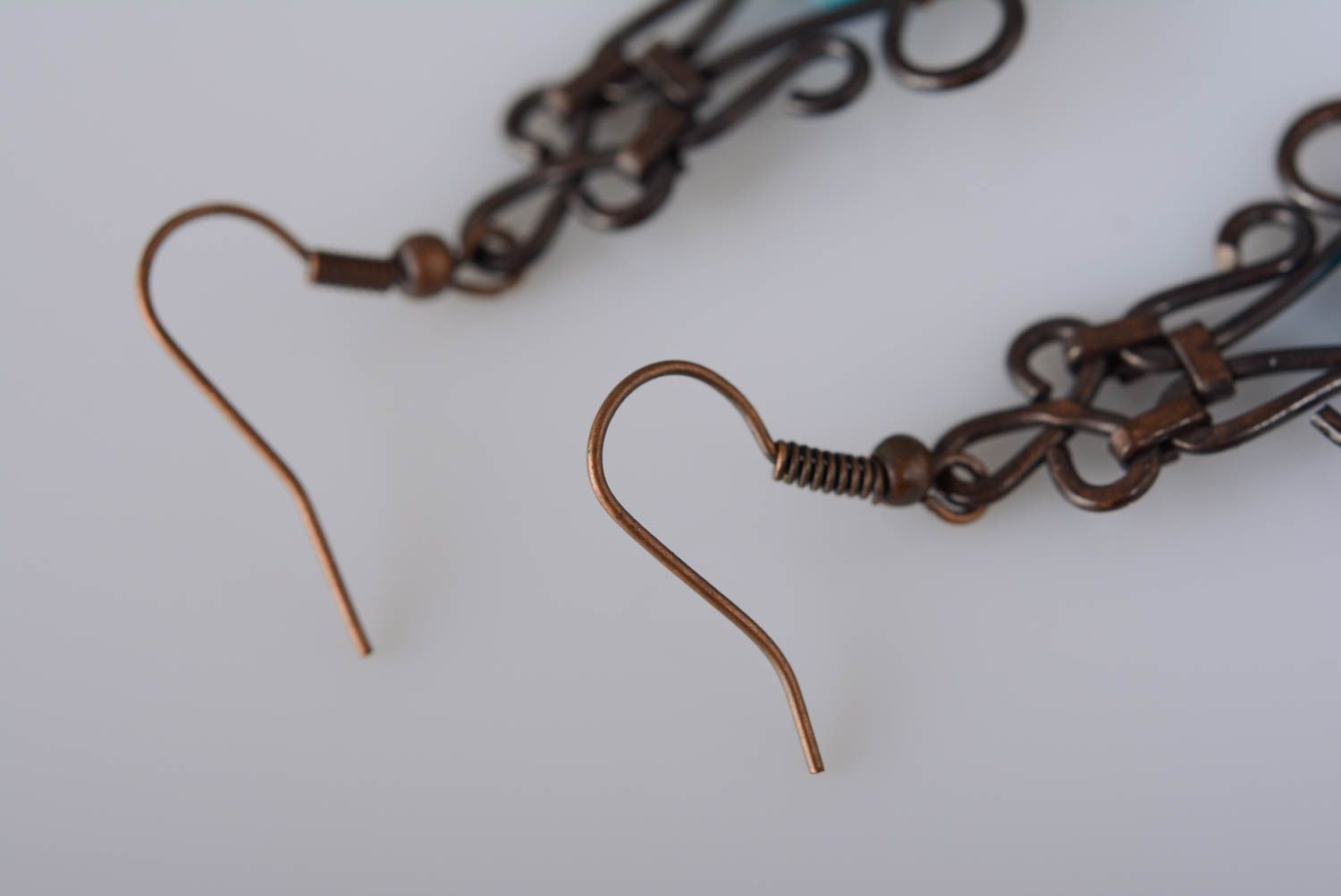 Handgemachte lange massive Ohrringe aus Kupfer mit Türkis Wire Wrap Technik foto 4