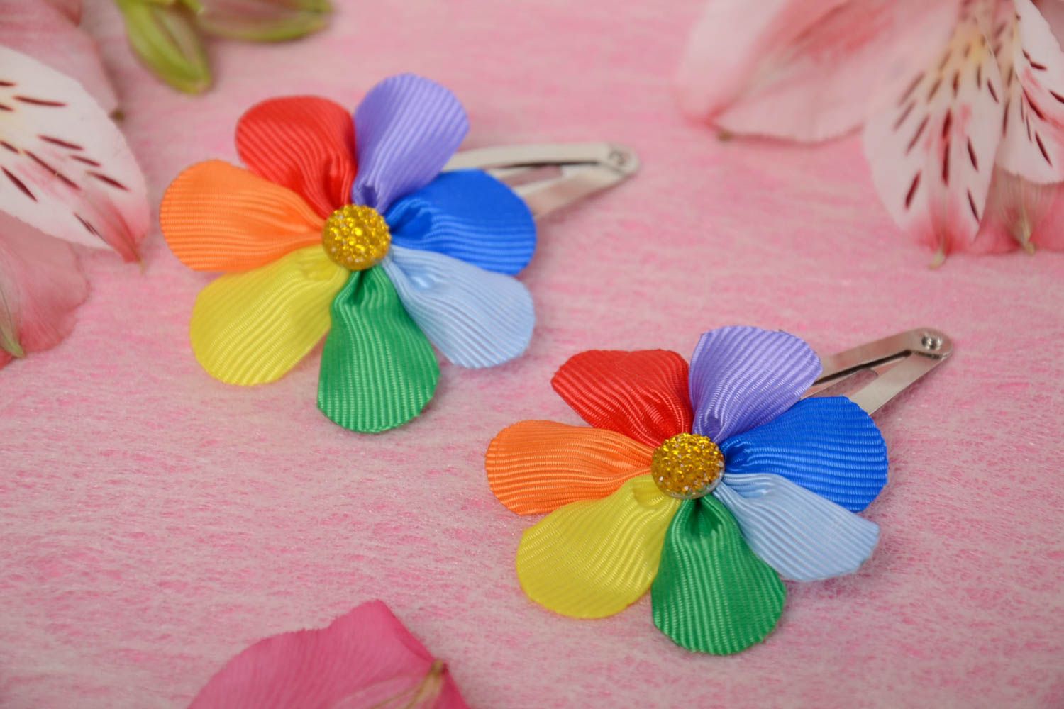 Bunte handgemachte Haarspangen aus Atlasbändern mit Blumen für Kinder 2 Stück  foto 1