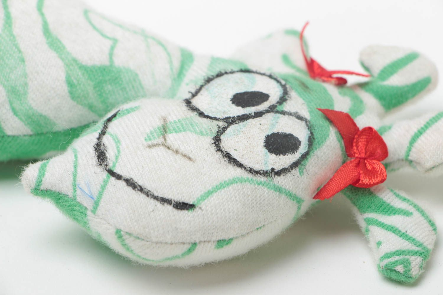 Doudou fait main en coton peint de couleurs acryliques chèvre vert-blanc photo 3