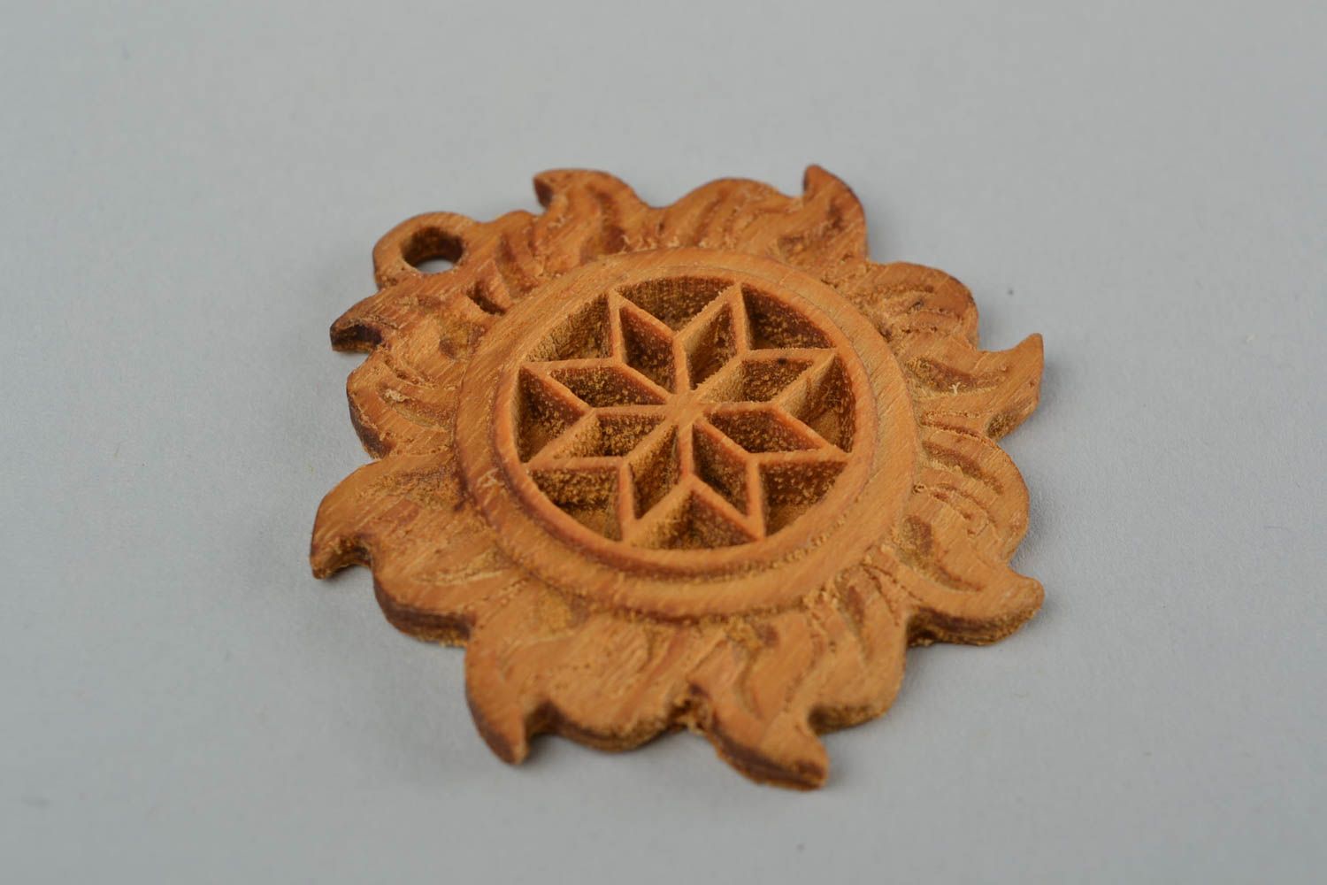 Pendentif en bois fait main original rond amulette de style ethnique Soleil photo 4