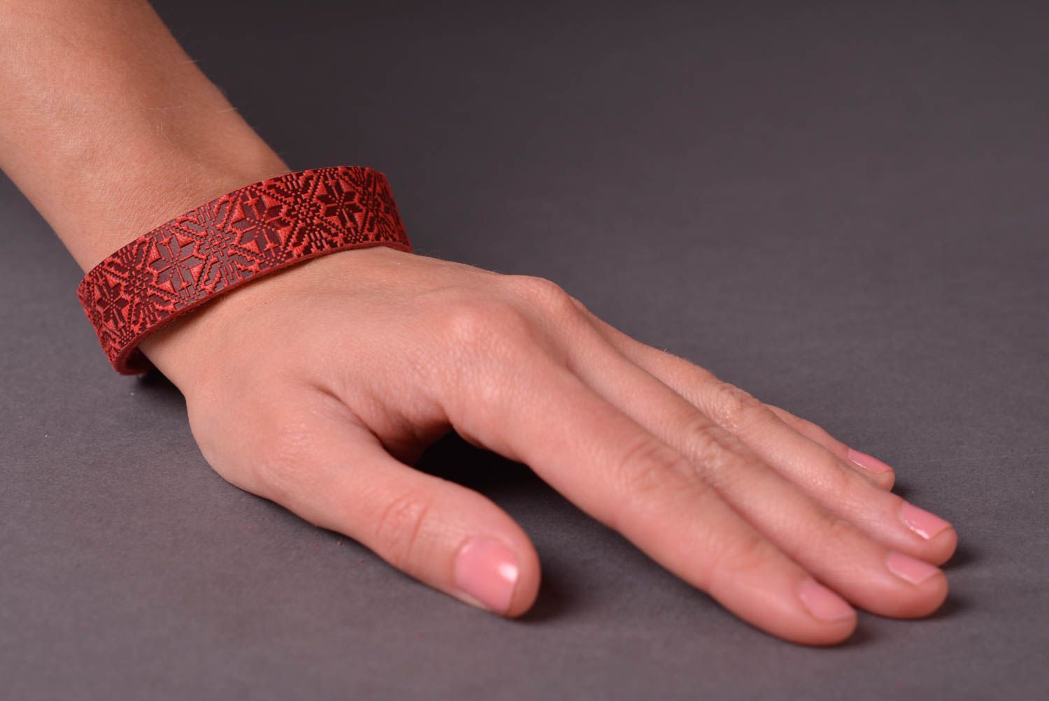 Кожаный браслет ручной работы широкое украшение из кожи браслет на руку фото 2