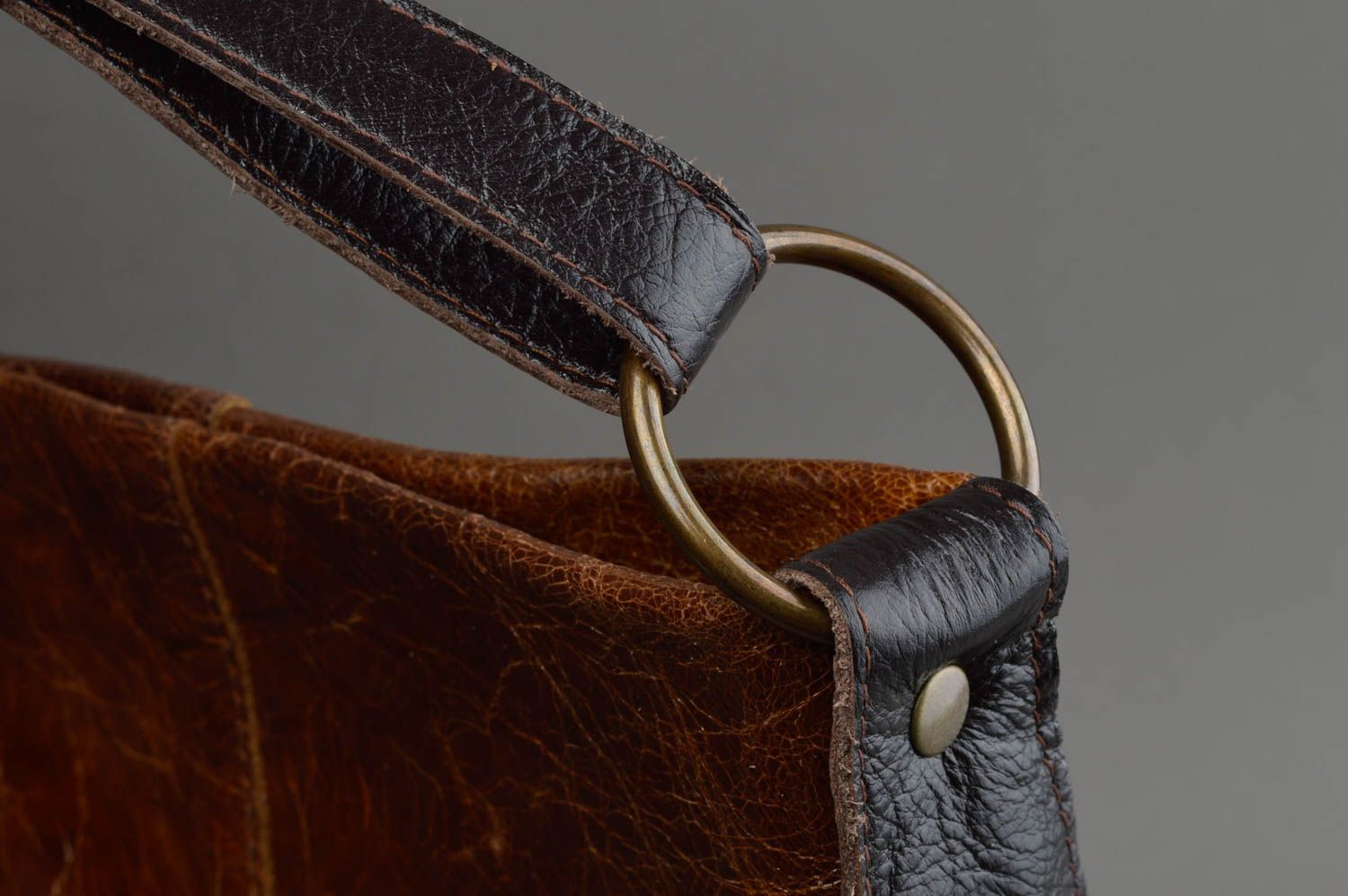 Leder Tasche mit langem Riemen in Braun schön künstlerisch Designer Handarbeit foto 3