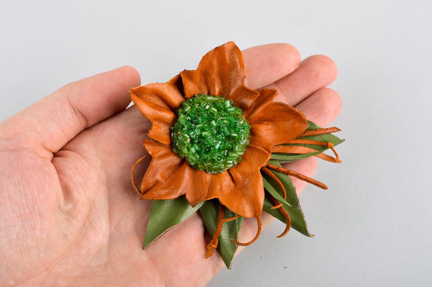 Broche fleur Bijou fantaisie fait main Accessoire en cuir de créateur design photo 5