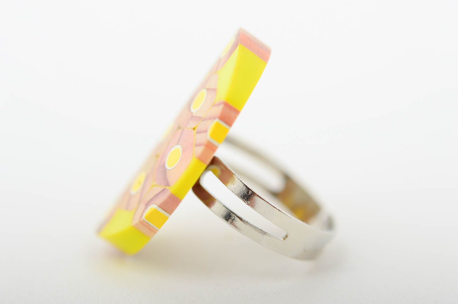 Украшение ручной работы желтое крупное кольцо из карандашей авторское кольцо фото 4
