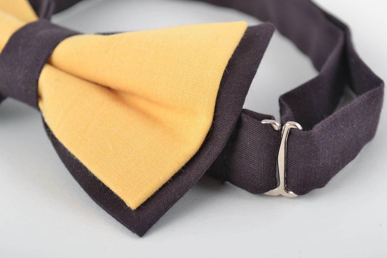 Контрастный хлопковый галстук бабочка ручной работы черный с желтым большой фото 2