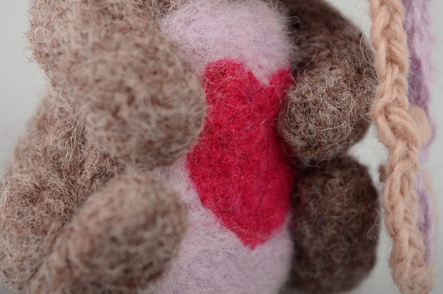 Jouet décoratif en laine feutrée fait main Ours avec écharpe tricotée photo 4