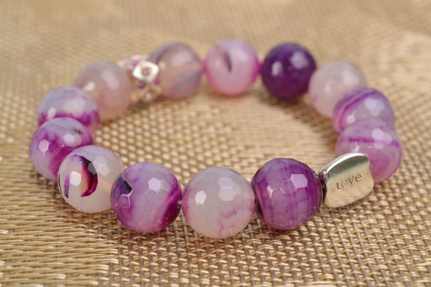 Bracelet en agate fait main sur élastique violet de créateur Amour pour femme photo 1