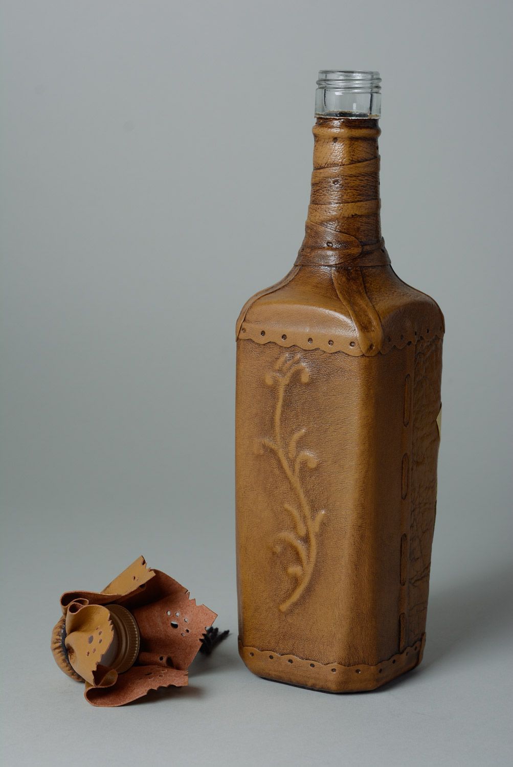 Стеклянная бутылка декорированная кожей ручной работы с рисунком объемом 700 мл фото 3