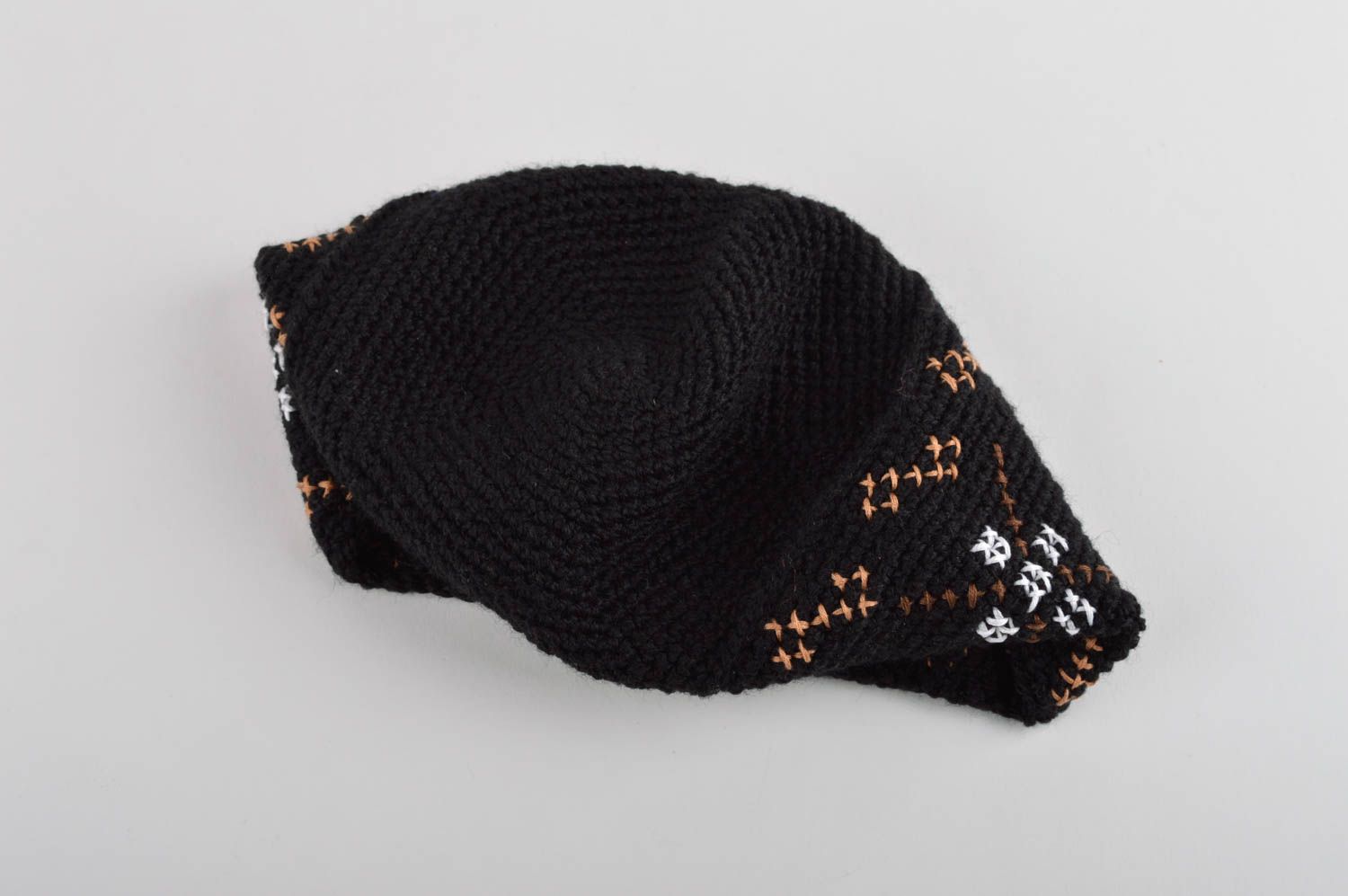 Dunkle gestrickte Mütze handmade warme Mütze modisches Accessoire mit Stickerei foto 5