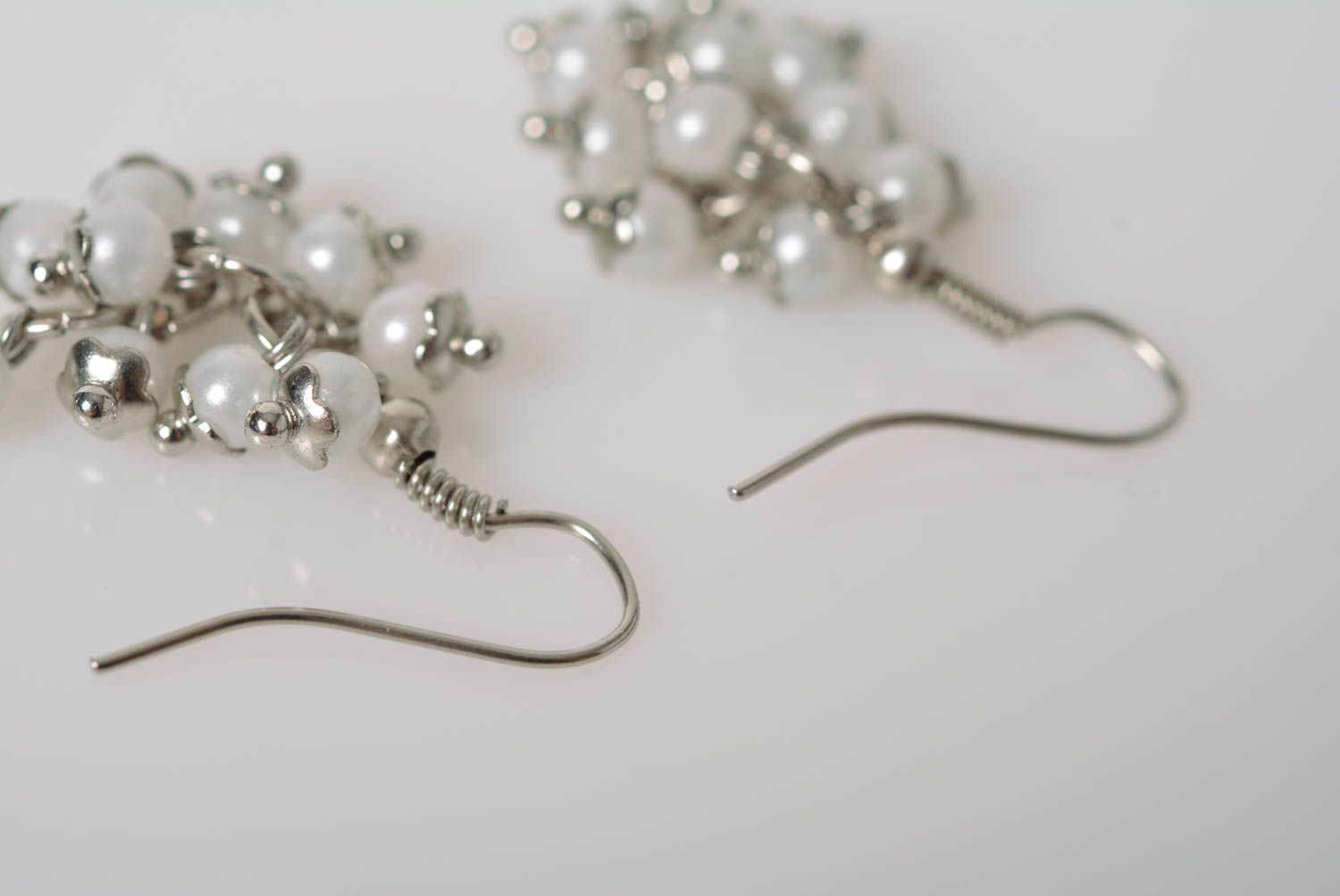 Petites boucles d'oreilles avec perles en plastique faites main blanches photo 3