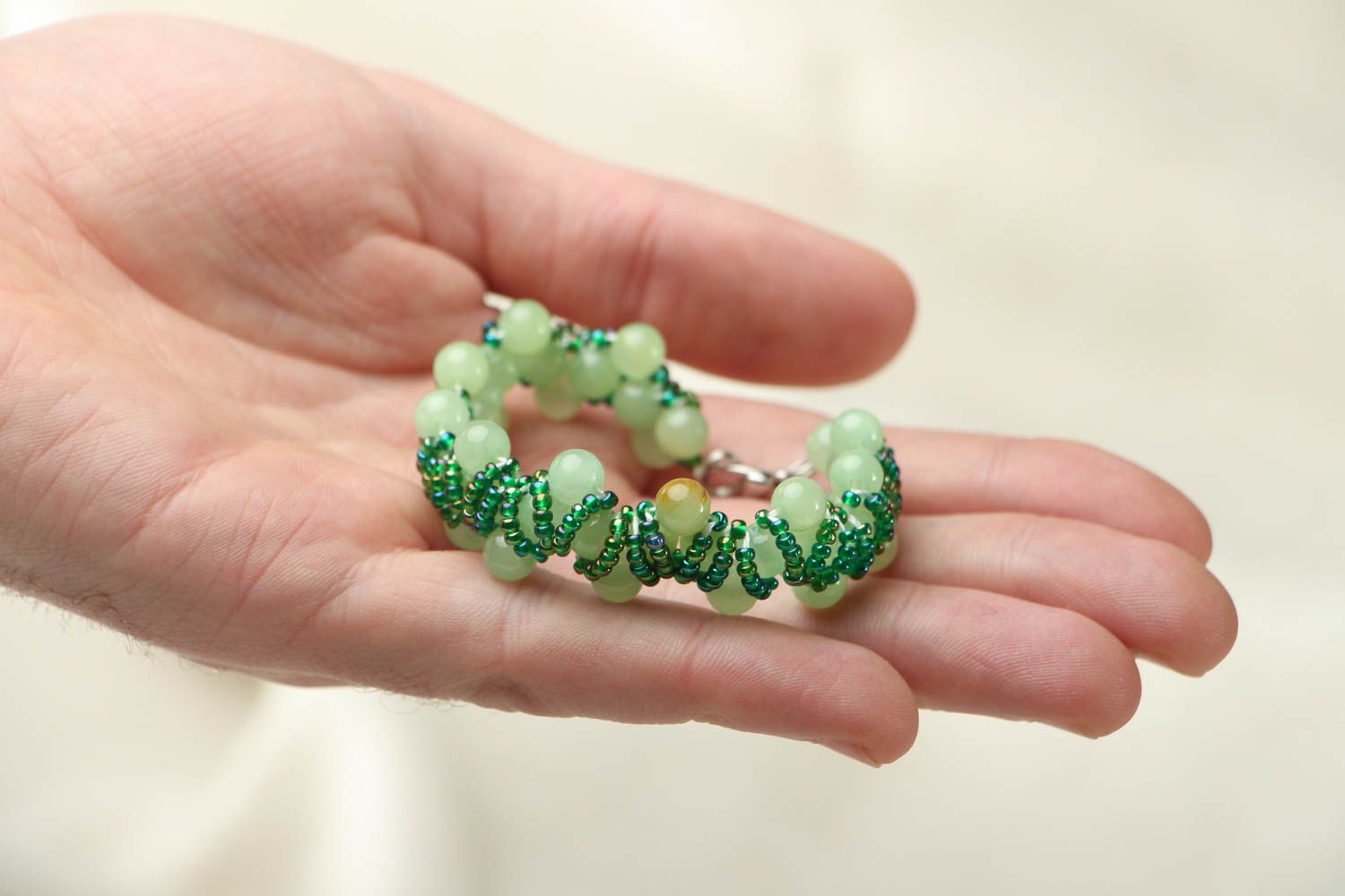 Grünes Armband mit echten Steinen foto 3