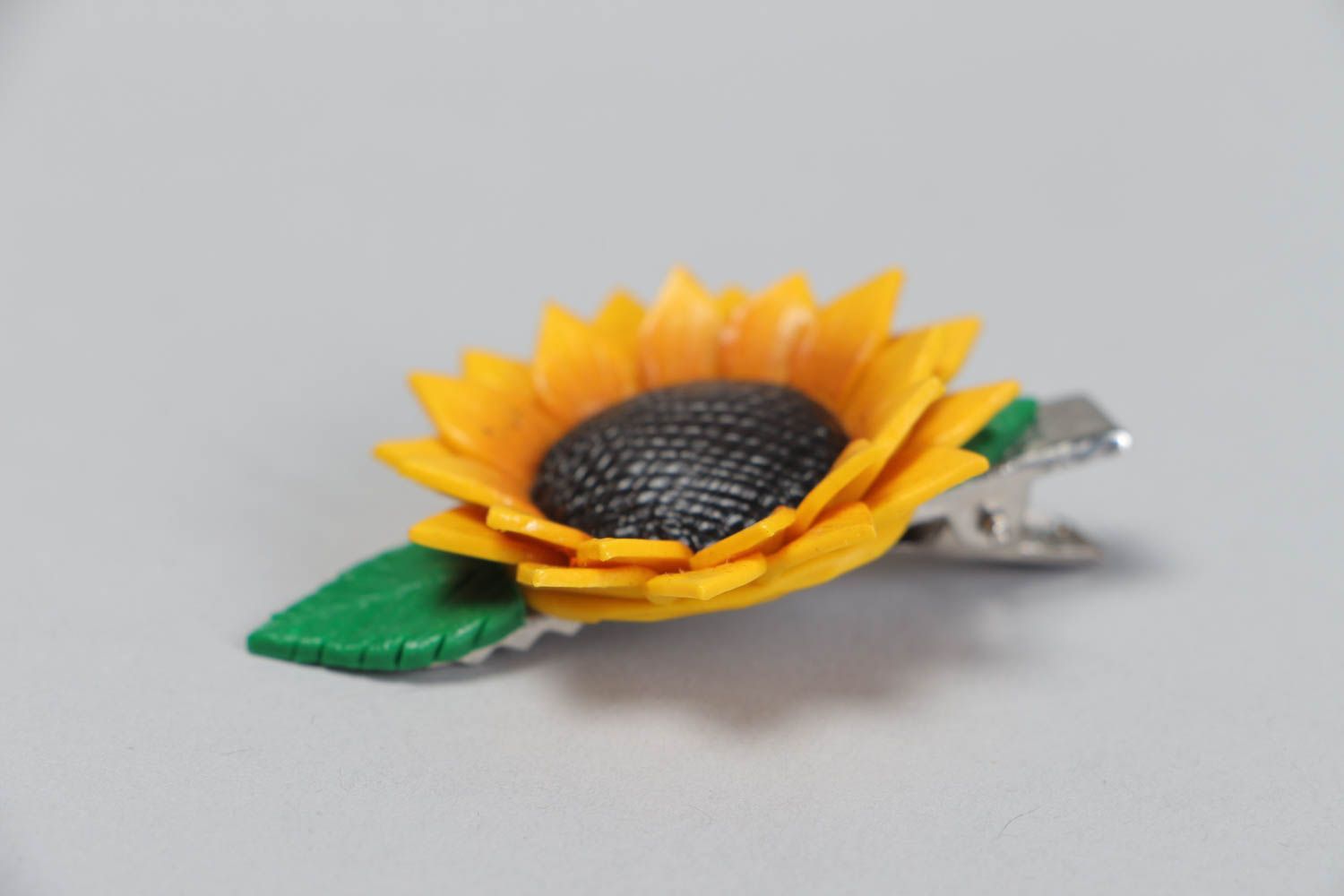 Handgemachte Haarklammer mit Blumen aus Polymerton in Form der Sonnenblume foto 3