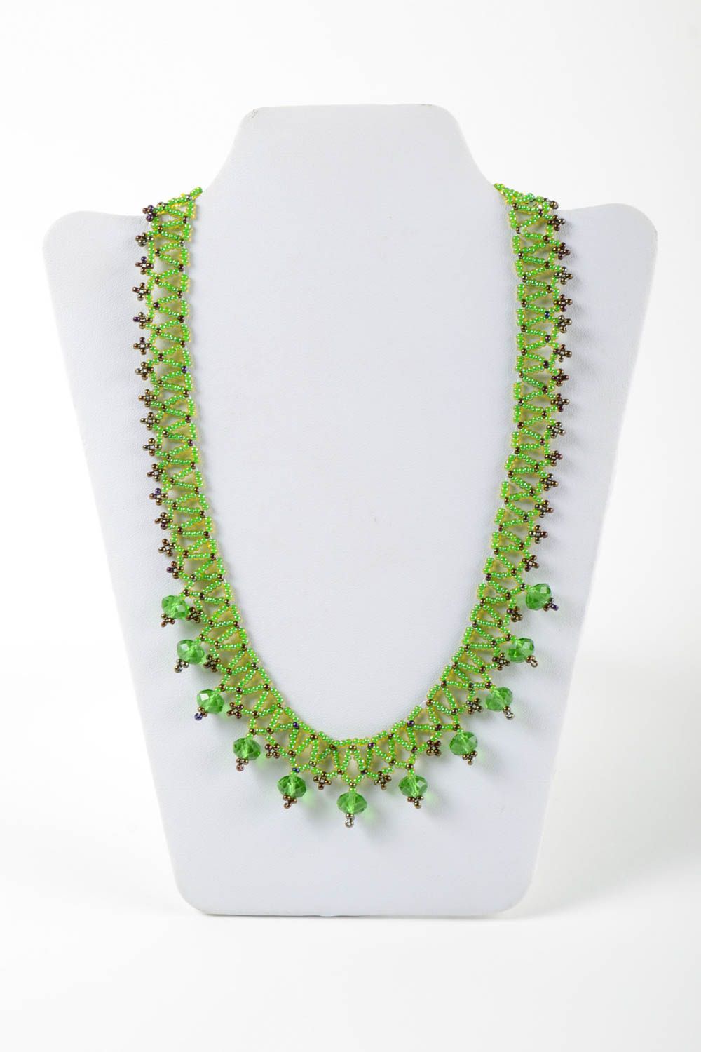 Collier vert en perles de rocaille tchèques fait main ajouré design élégant photo 2