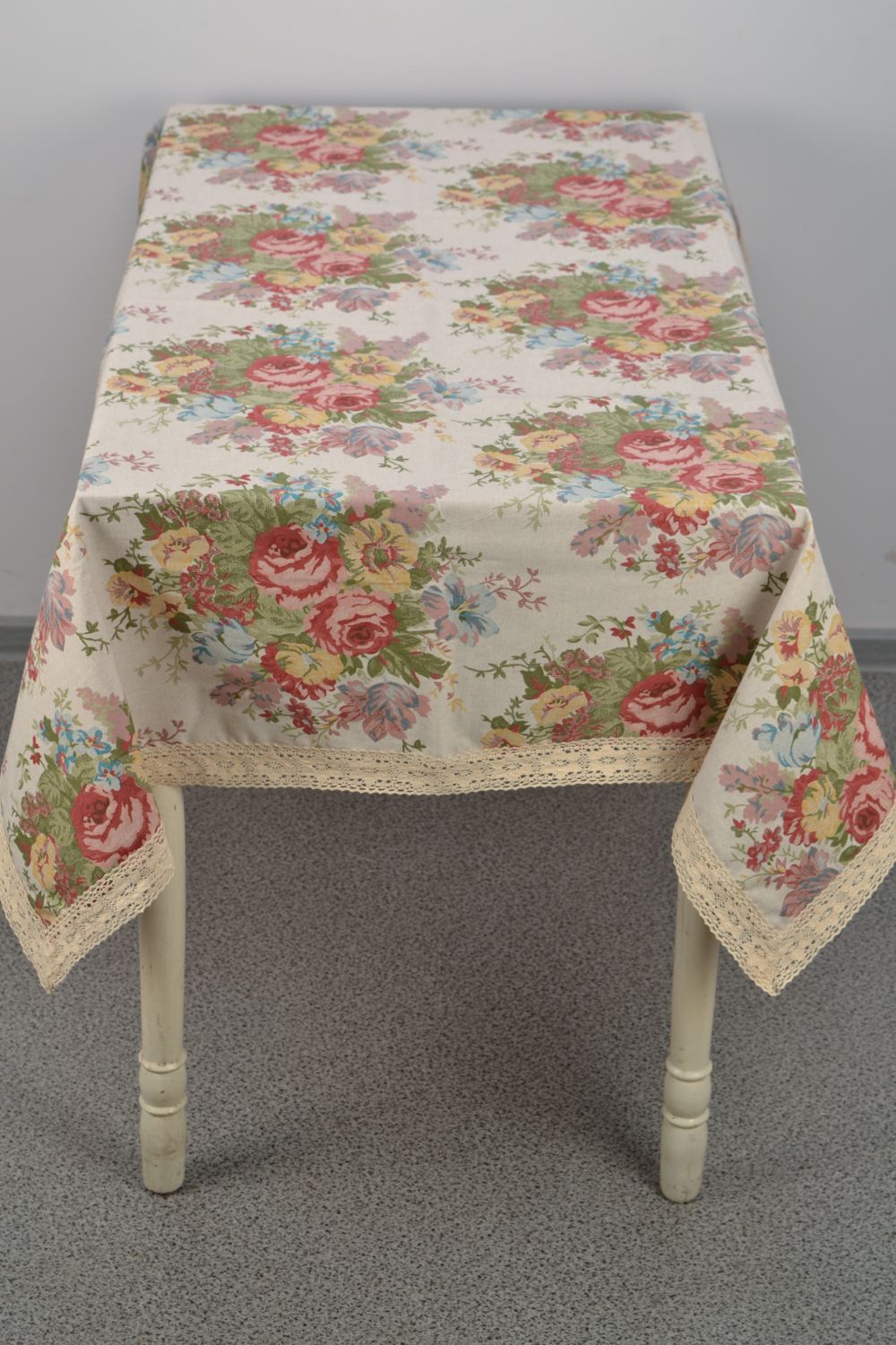 Handmade tablecloth made of cotton and polyamide with floral print and lace photo 3