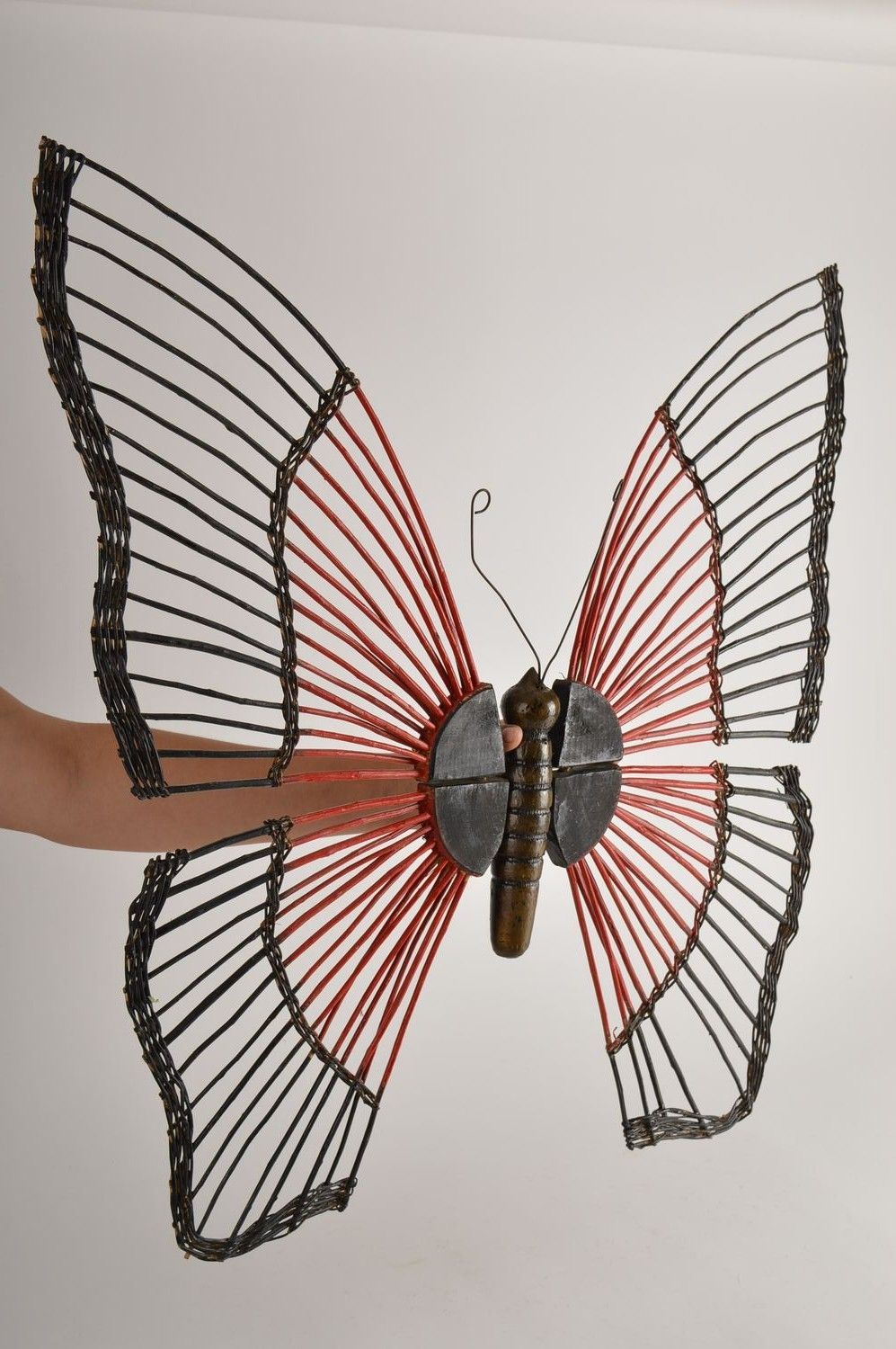 Изделие из лозы фигурка ручной работы в виде бабочки плетеной декор для дома фото 5