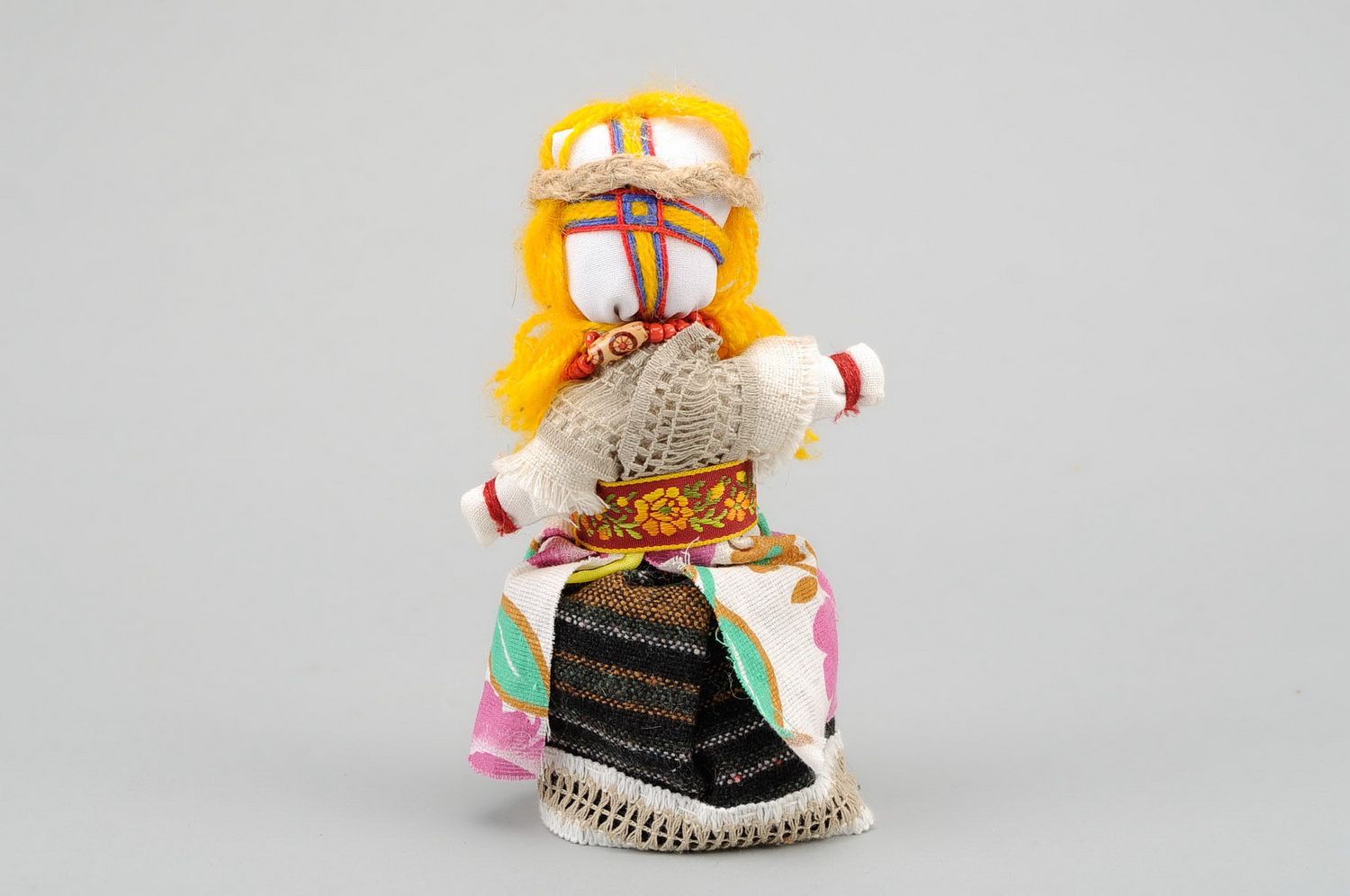 Bambola slava di stoffa fatta a mano amuleto talismano giocattolo etnico foto 3