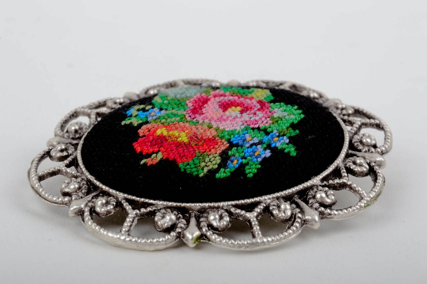 Украшение ручной работы винтажное украшение вышитая брошь с цветами на черном фото 2