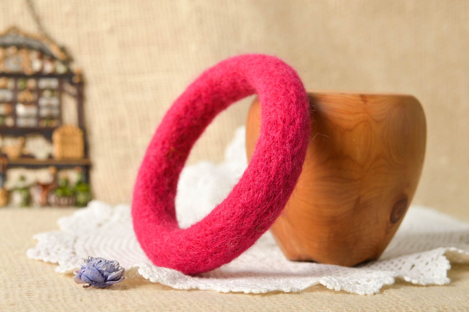 Bracelet fantaisie Bijou fait main rose en laine feutrée Accessoire femme photo 1