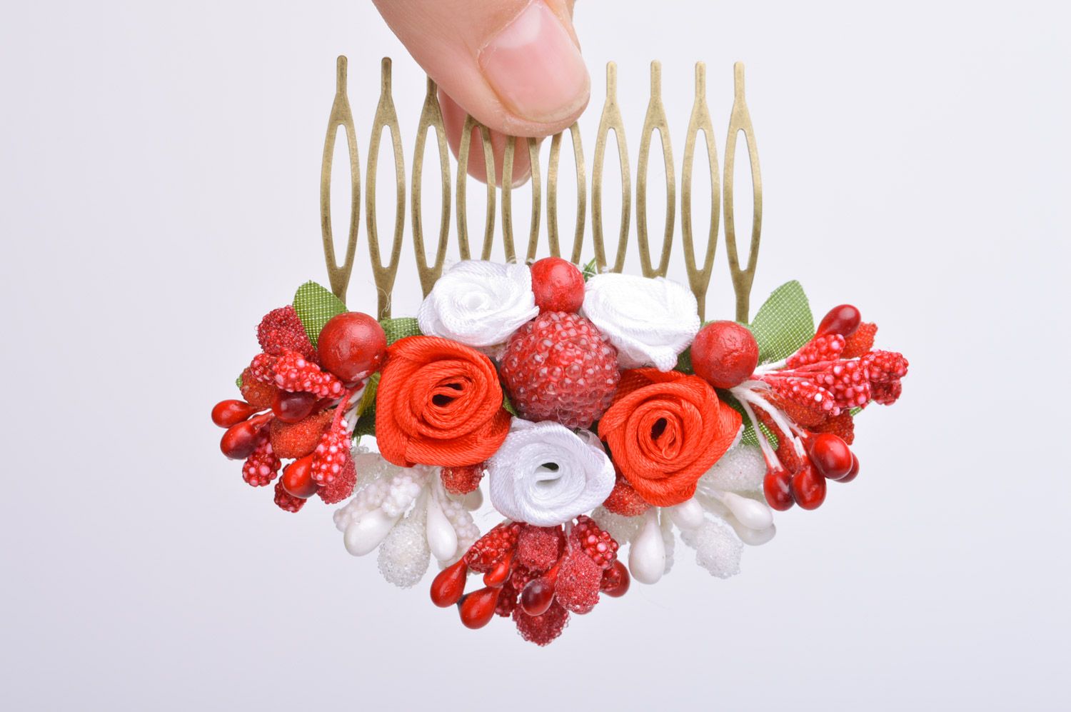 Заколка гребень для волос с цветами из лент и ягодами ручной работы красная с белым фото 3