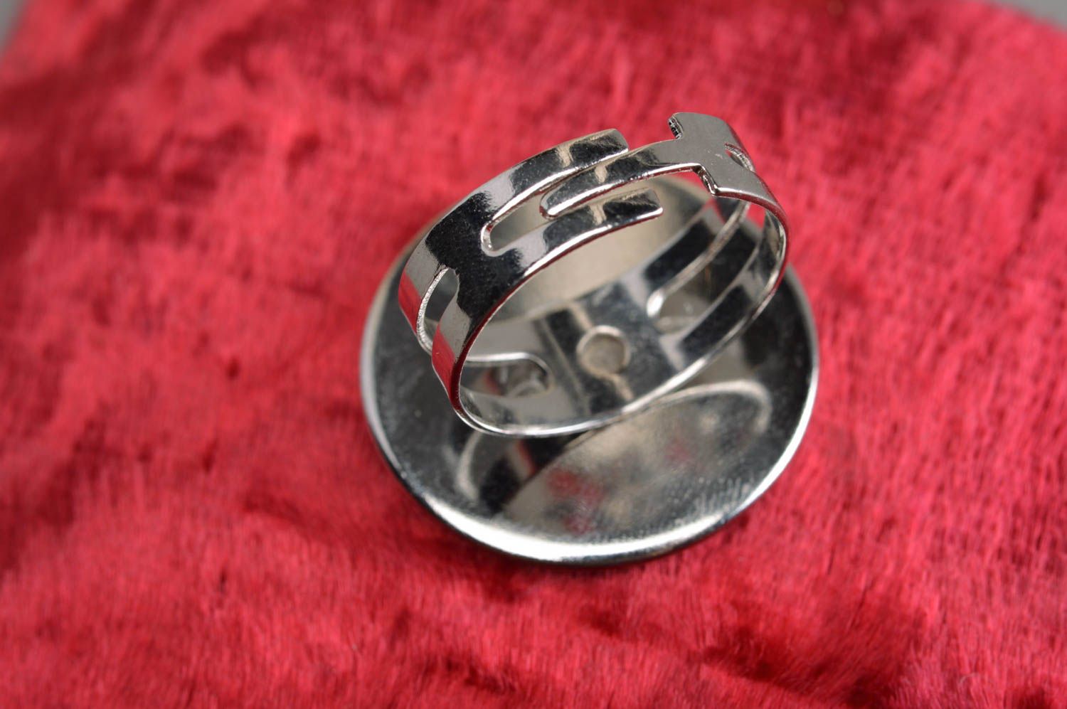 Кольцо декупаж с эпоксидной смолой круглое с цветами красивое ручной работы фото 2