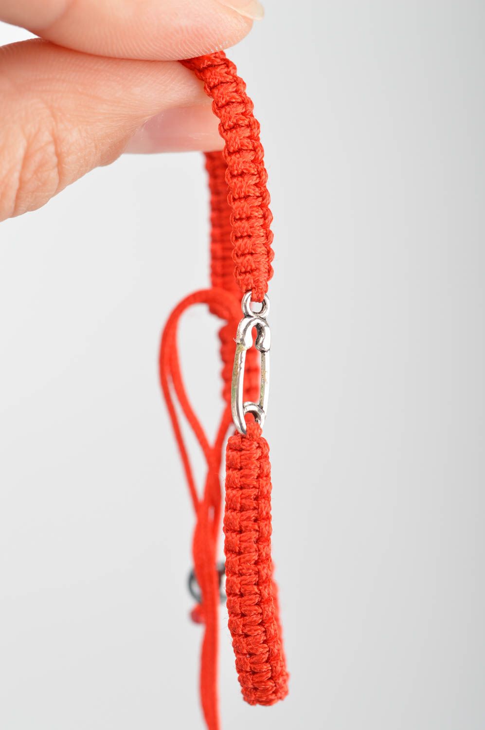 Handmade Armband rot aus Seidenfäden mit metallischer Sicherheitsnadel foto 3