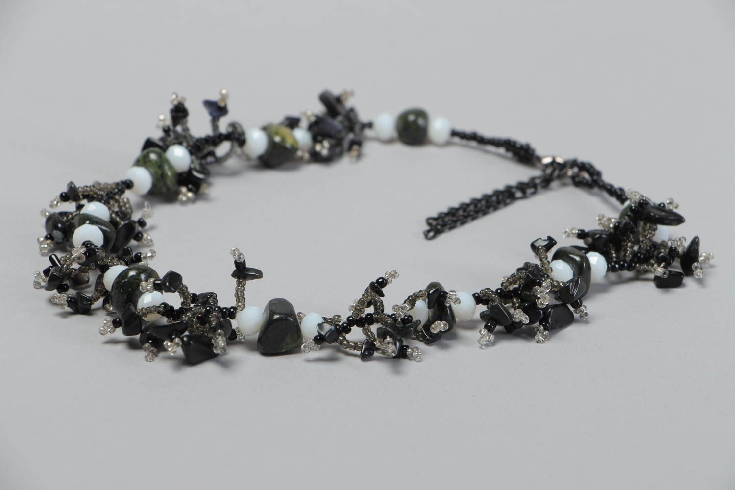 Ожерелье из бисера и натурального камня змеевика ручной работы нарядное фото 3