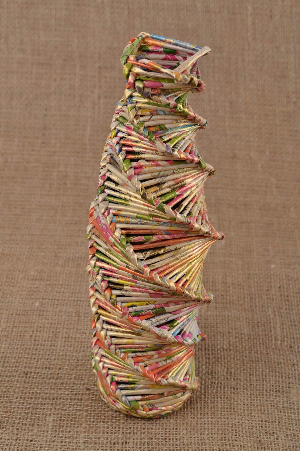Ваза ручной работы декор из стеклянной бутылки ваза из бумажных трубочек  фото 1