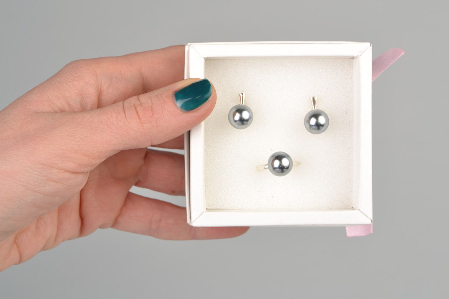 Conjunto de bisutería artesanal con perlas artificiales 2 piezas anillo y pendientes foto 2